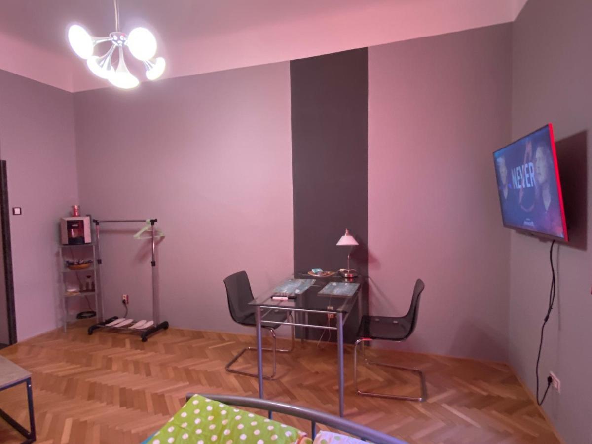 B42 Bed And Cafe Apartment Prag